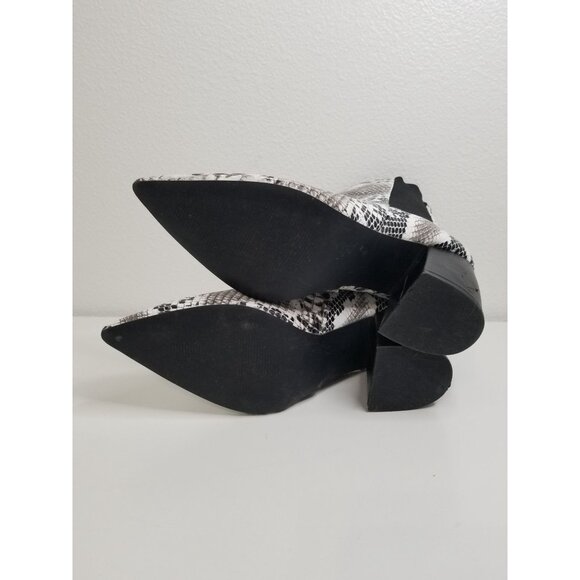 Simply Chic Gore‎ Booties in Snake Print - Size 9 - Picture 9 of 9